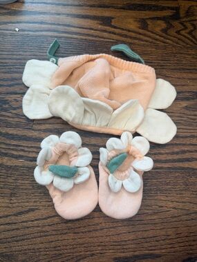Meri Meri Peach and Cream Floral Baby Hat & Booties